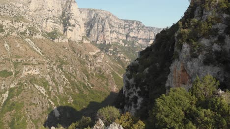 Drohnenvideo,-Das-An-Einem-Sommertag-In-Der-Vikos-Schlucht-über-Felsen-Fliegt