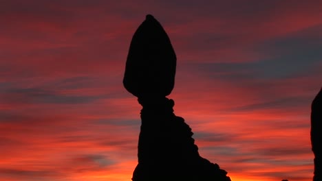 Ausgewogener-Fels-Steht-Vor-Einem-Strahlenden-Himmel