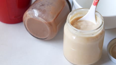 alimentos para bebés en frascos de vidrio