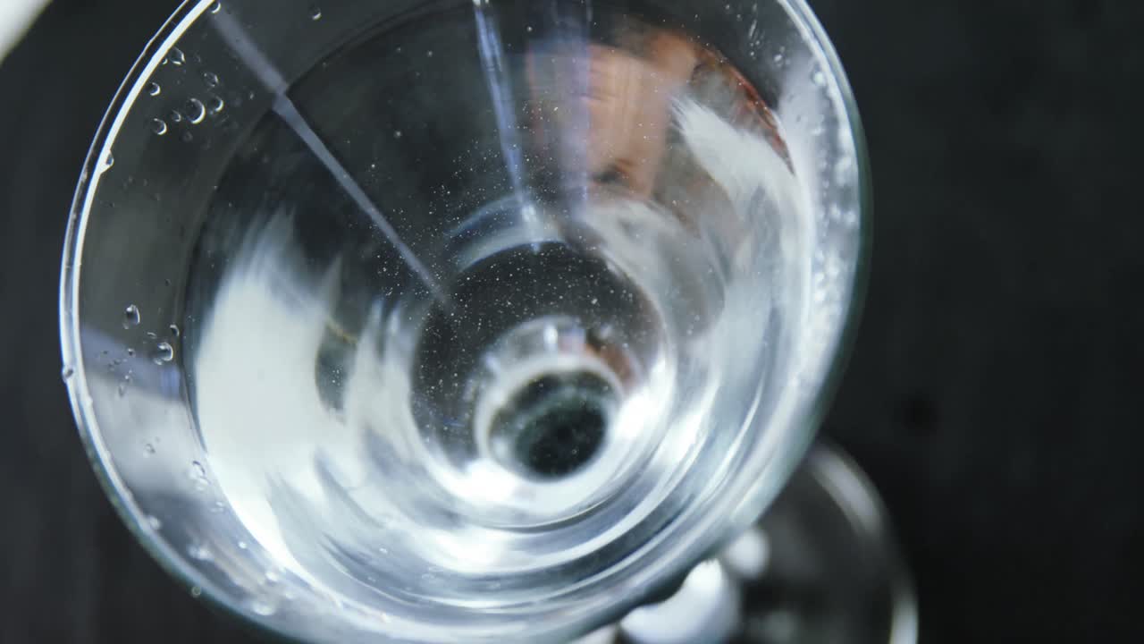 올리브 막대기 가  ⁇ 테일 잔 에 떨어지는 것