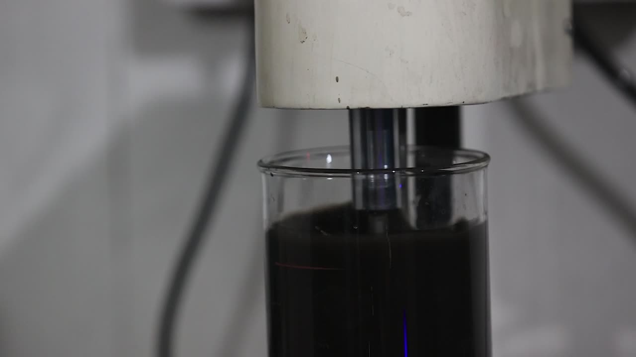 안전 첫 번째 개념, 토양 검사,  코트를 입은 여성 생물학자가 실험실에서 용해 된 토양 플과 함께 실험 튜브에 물을 부어 토양의 농업 화학 검사