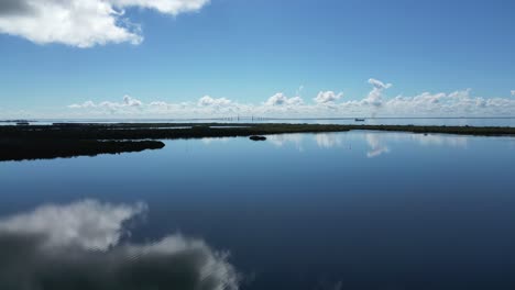 Elevándose-Suavemente-Sobre-Aguas-Tranquilas-Y-Cristalinas-En-Florida-Con-El-Puente-Skyway-En-La-Distancia-En-Un-Día-Soleado