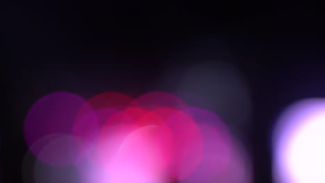 tráfico de bokeh borroso en la carretera por la noche en una gran ciudad,