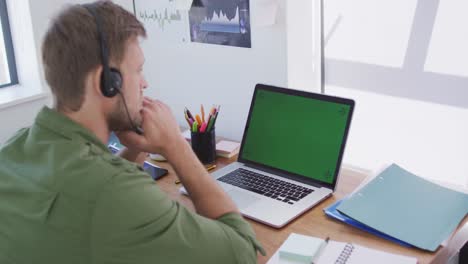 Hombre-Caucásico-Sentado-En-Un-Escritorio-Trabajando-En-Casa