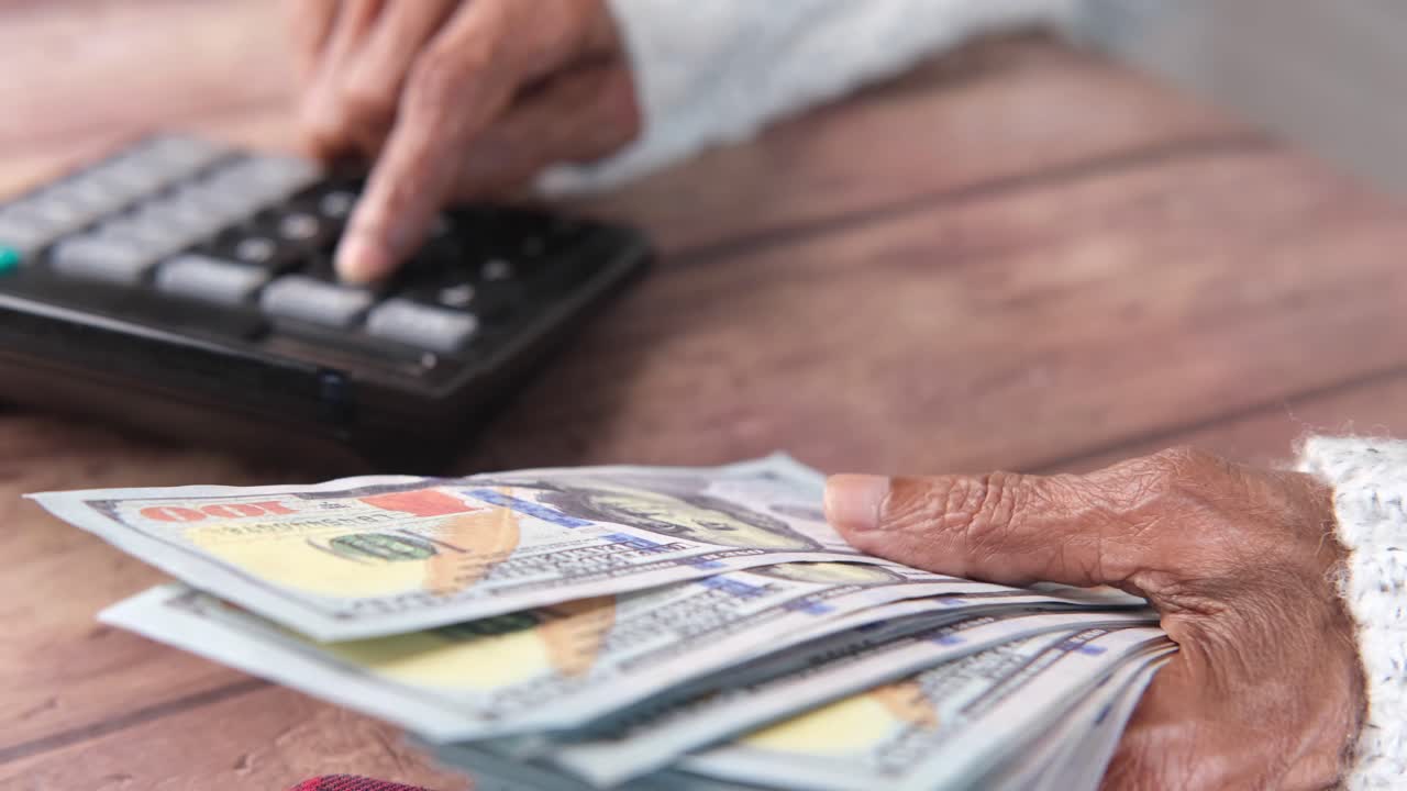 contar el dinero con una calculadora