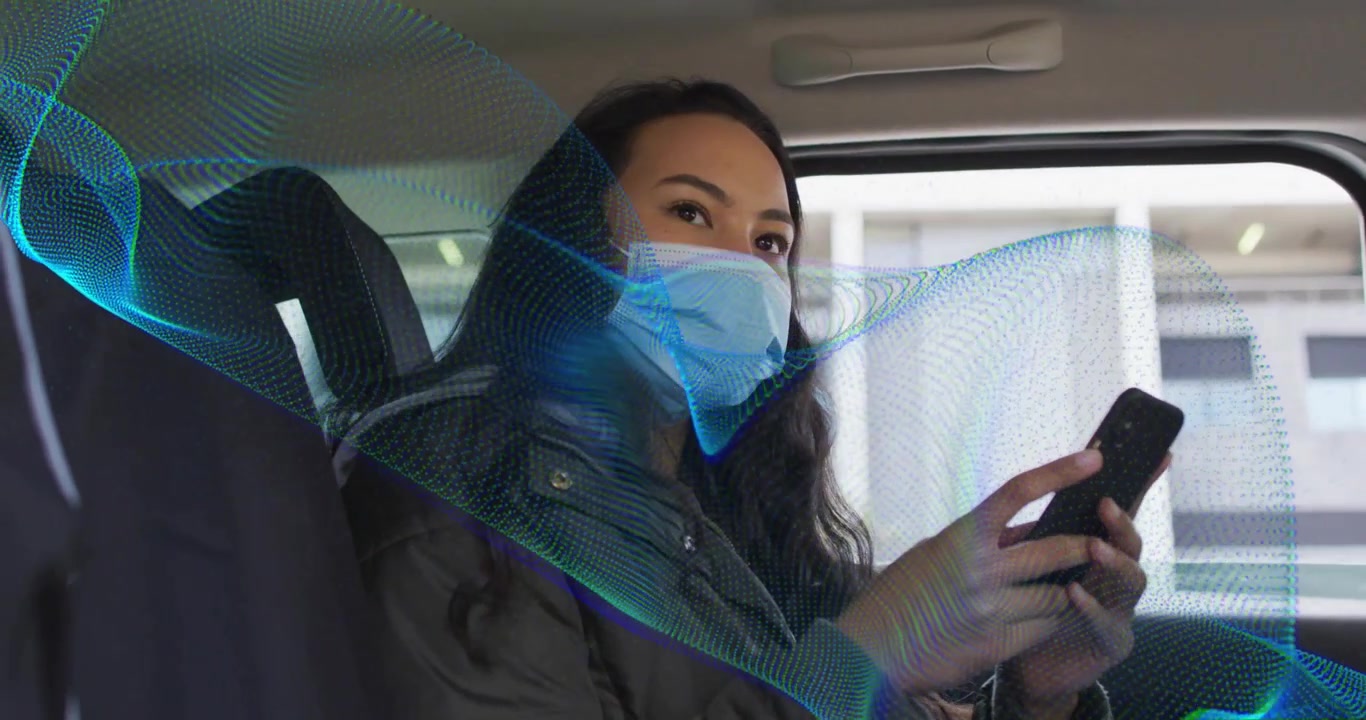 Donna con mascherina che usa lo smartphone in auto con sovrapposizione digitale.