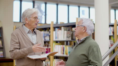 Ältere-Menschen-Mit-Brillen-Unterhalten-Sich-In-Der-Bibliothek