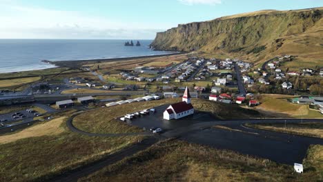 Edificio-De-La-Iglesia-Vik-Myrdal-En-El-Sur-De-Islandia-Durante-El-Verano,-Aéreo