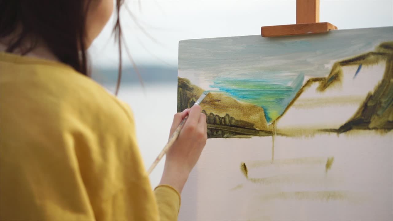 야외에서 풍경을 그리는 여자