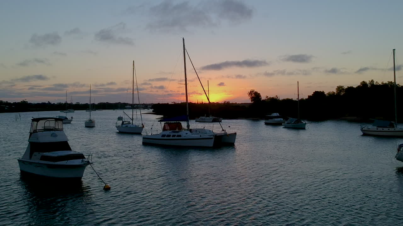 красивый закат с лодками на реке