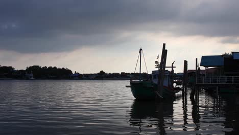 Silhouette-Eines-Hölzernen-Trawlers-Im-Fluss-Bang-Tabun,-Thailand