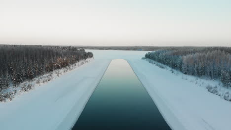 Aéreo,-Marcha-Atrás,-Disparo-De-Dron,-Alejándose-De-Un-Lugar-Sin-Hielo,-En-Un-Río,-En-Un-Día-Soleado,-De-Invierno,-En-Utra,-Joensuu,-Karelia-Del-Norte,-Finlandia