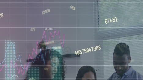 animación del procesamiento de datos estadísticos sobre diversos colegas discutiendo juntos en la oficina