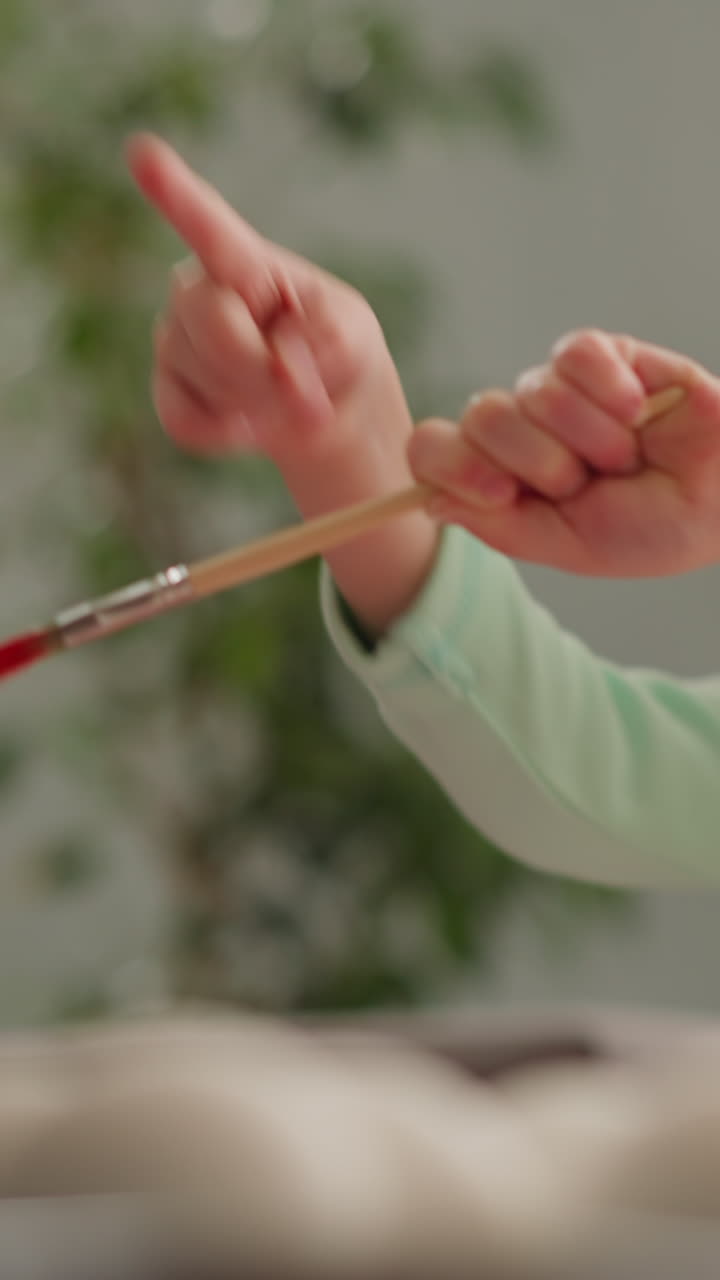 어린 소녀 미술 학생은 질에서 은 페인트를 흘리며 집에서 교사와 함께 에브루 사진을 찍습니다.