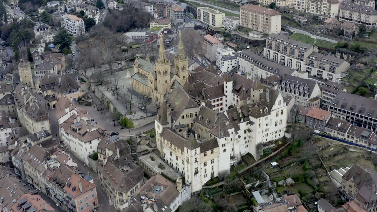 스위스 알프스 풍경, 스위스, 유럽의 겨울 동안 아름다운 호수에 위치한 낭만적인 마을 뇌샤텔