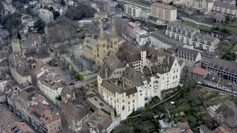 Das-Romantische-Dorf-Neuenburg-Am-Schönen-See-Während-Der-Wintersaison-In-Der-Schweizer-Alpenlandschaft,-Schweiz,-Europa