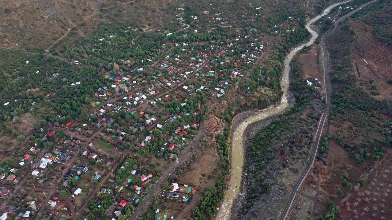 Vista aerea del villaggio di El Ingenio e della valle del fiume Maipo nel paesaggio del Cajón del Maipo, Cile.