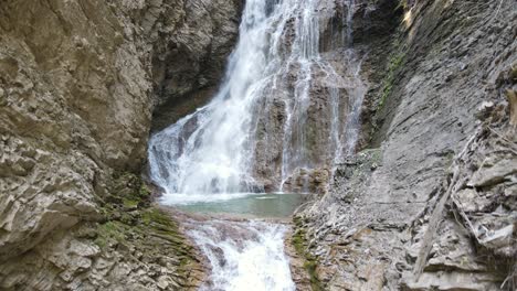 margaret cai em cascata por uma montanha rochosa no belo e exuberante herald provincial park localizado perto de salmon arm na columbia britânica, canadá