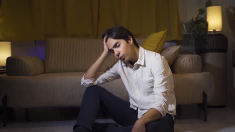 hombre desesperado con las manos sobre la cabeza. deprimido.