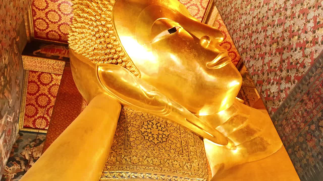 estatua de oro de buda en el templo de wat pho, bangkok