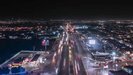 lapso de tiempo aéreo en la ciudad, luces, tráfico y edificio