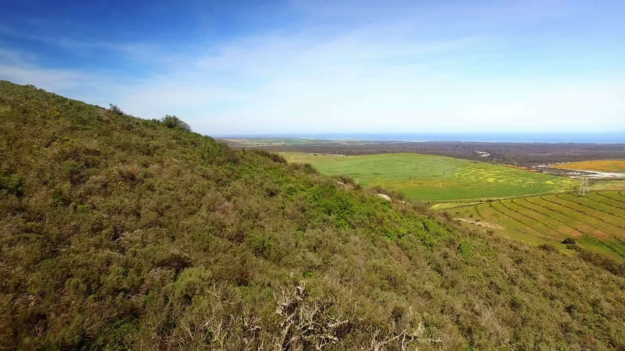 vista aérea de un camino de tierra que serpentea a través de un terreno montañoso