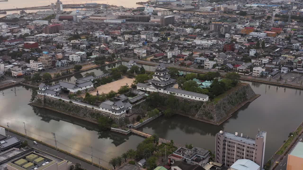 vista aérea del castillo y la ciudad del océano imabari al amanecer, ehime japón