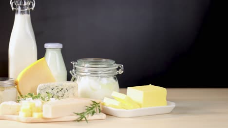 productos lácteos variados dispuestos cuidadosamente en una mesa