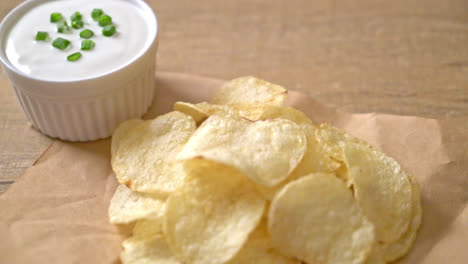 Kartoffelchips-Mit-Sauerrahm-Dip