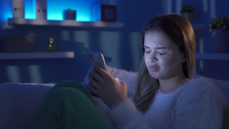 una joven infeliz y decepcionada enviando mensajes de texto.
