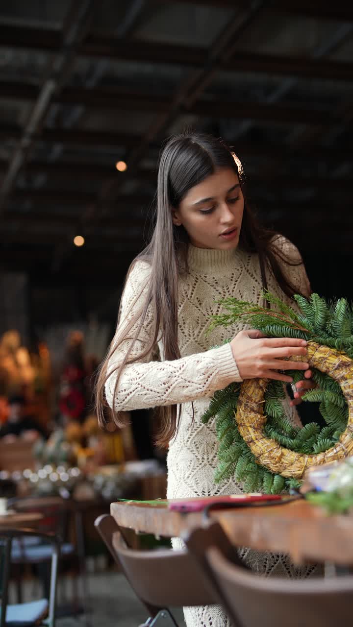 mujer haciendo una corona de Navidad