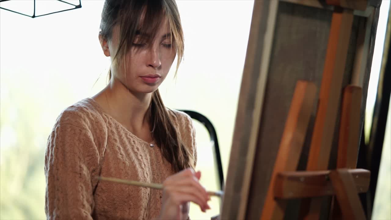 미술 스튜디오에서 그림 그리는 여자