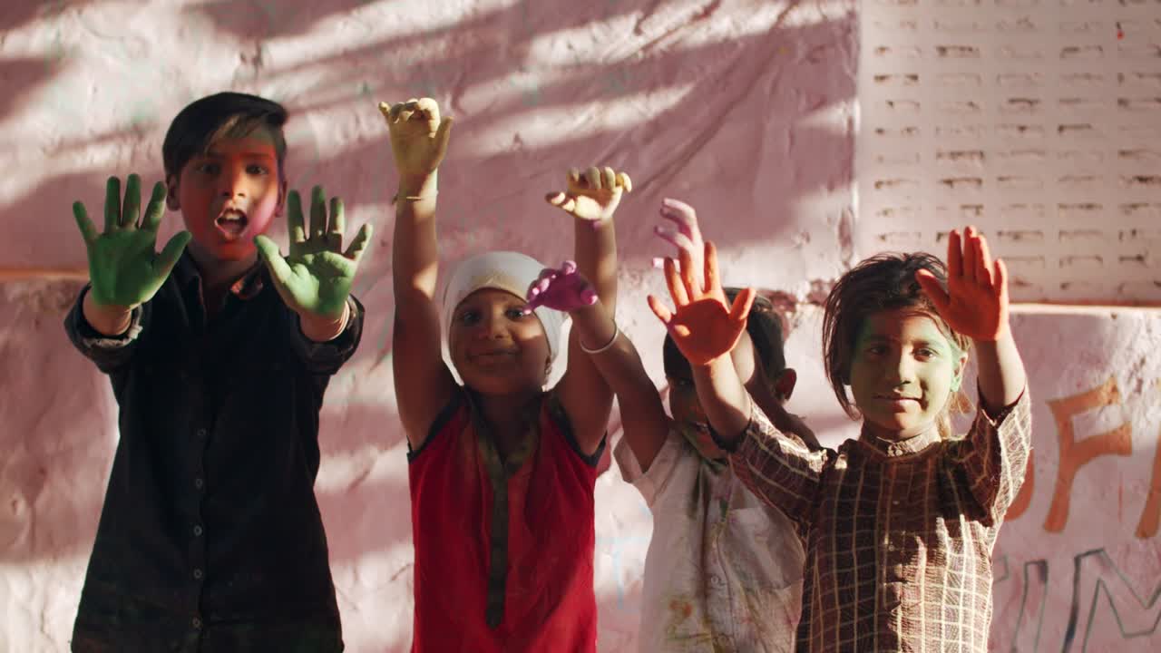 bambini che festeggiano la festa indù di holi nel rajasthan, in india