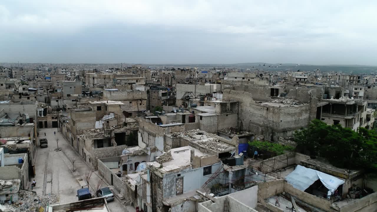 Una città siriana in vista aerea. Alcuni degli edifici sono ancora in rovina dopo la guerra civile di 10 anni fa 4K.