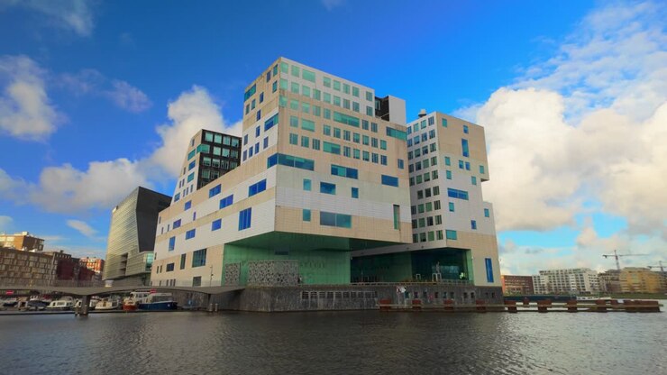 Esterno ampio e fisso dell'istituto della Corte di Giustizia ad Amsterdam in una giornata di sole