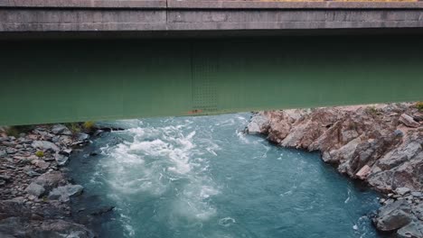 Drohne-Fliegt-Mit-Dem-Flussauto-über-Die-Brücke