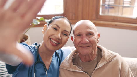 selfie, sonrisa y un anciano con su enfermera