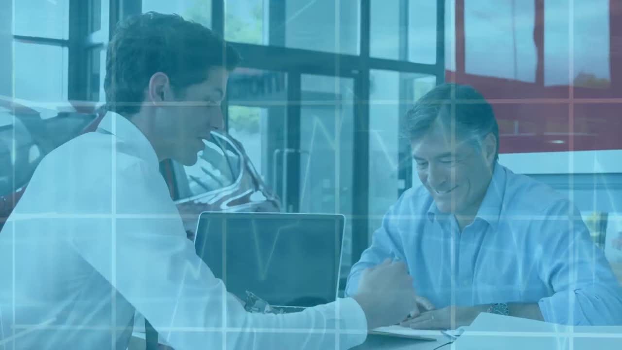 두 명의 백인 남성이 글을 쓰고 손을 흔들면서 데이터를 처리하는 통계의 애니메이션