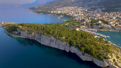 Vista-Aérea,-Vista-Panorámica-Soleada-De-Makarska,-Croacia