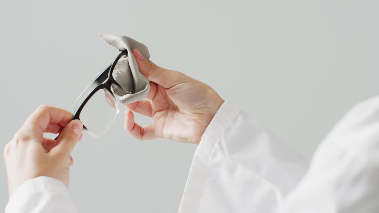 video de la sección media de una doctora caucásica con gafas y lentes de limpieza, con espacio para copiar