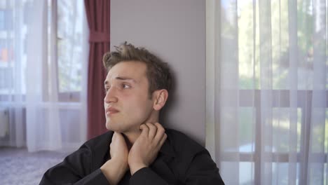 el joven que tiene problemas psicológicos está solo e infeliz.