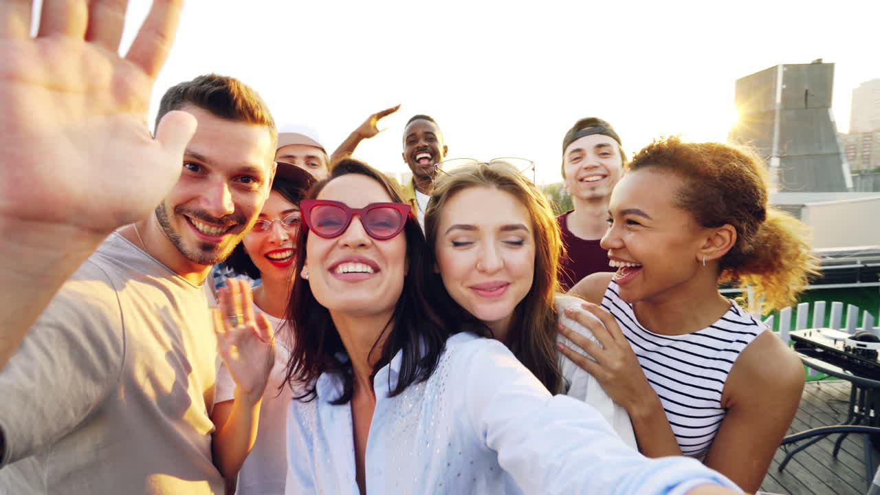 Amici che si fanno un selfie su un tetto