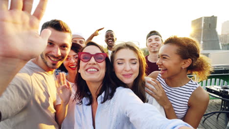 amigos tomando una selfie en un techo