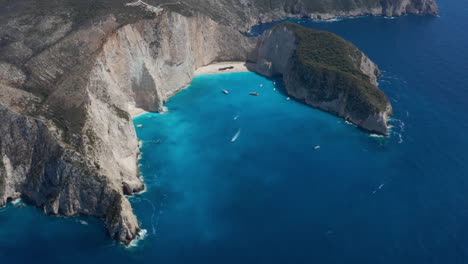 Impresionantes-Vistas-Desde-Arriba-De-La-Famosa-Playa-De-Navagio-Con-Restos-De-Naufragios-En-Zakynthos,-Grecia