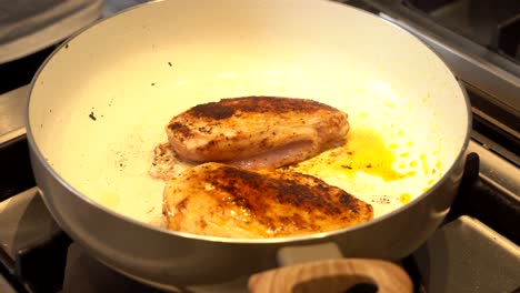 pollo frito en una sartén en una estufa de gas 4k