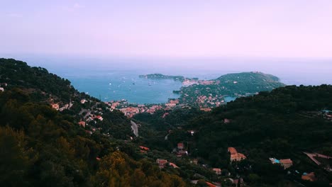 Drohne,-Die-Sich-Vorwärts-Bewegt-Und-Die-Ansicht-Von-Saint-Jean-Cap-Ferrat-Vom-Mont-Leuze-Filmt