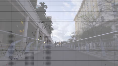 animación de gráficos, números cambiantes, lapso de tiempo de diversas personas caminando contra el edificio y el cielo