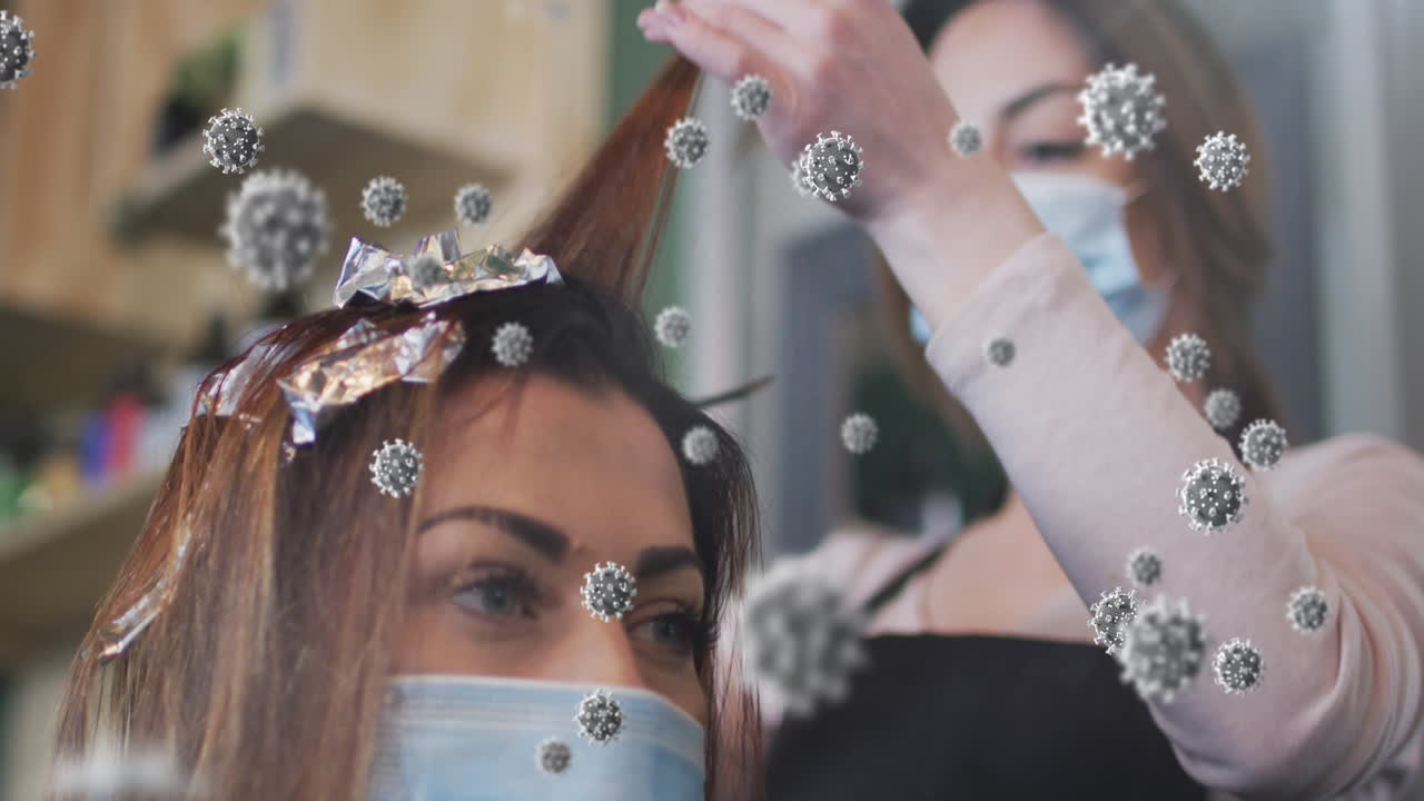 코로나바이러스 세포의 애니메이션 카우카시안 여성 미용사와 얼굴 마스크를 착용한 여성