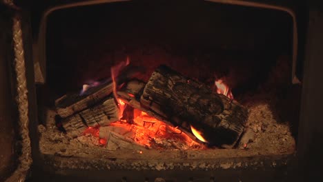 estufa de leña con troncos ardiendo. reino unido