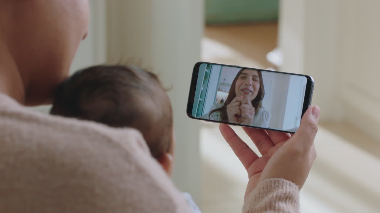 madre y bebé felices chateando por video con su mejor amiga usando un teléfono inteligente saludando a su bebé madre disfrutando de compartir el estilo de vida de la maternidad en el teléfono móvil